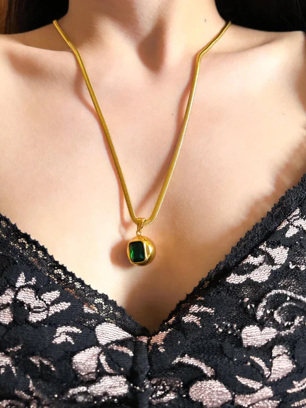 Regal emerald green zircon pendant necklace