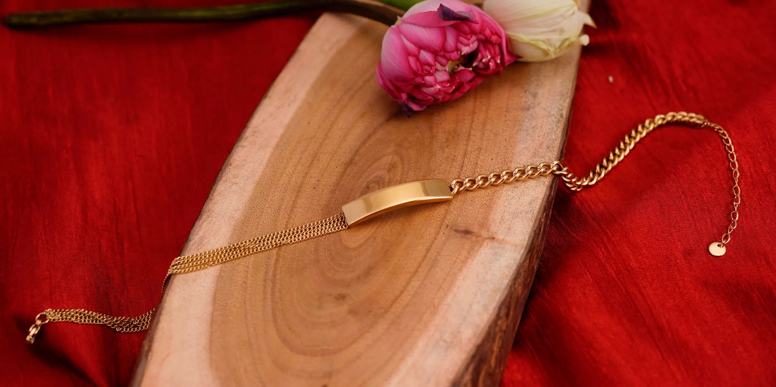 Glossy Curved Necklace