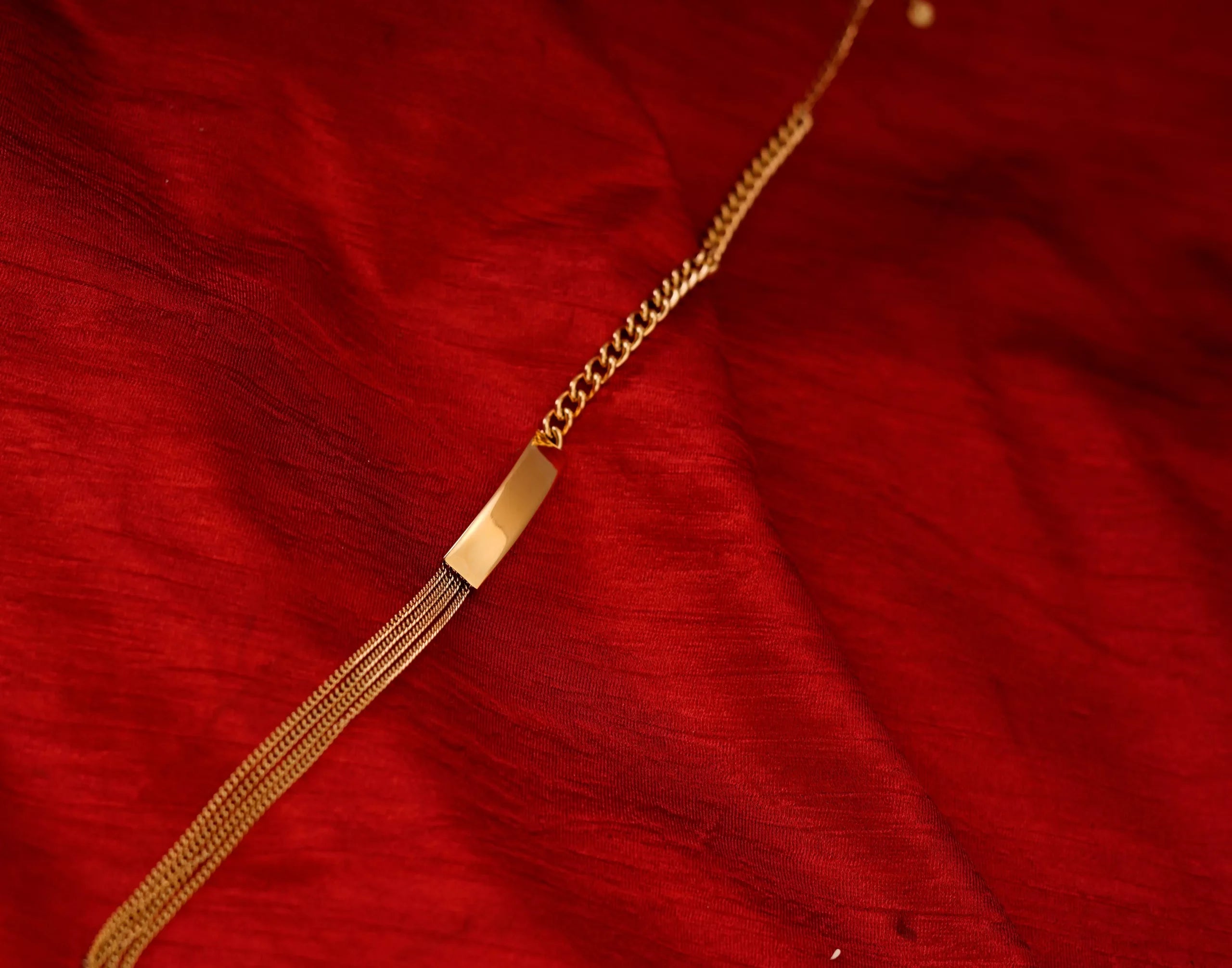 Glossy Curved Necklace