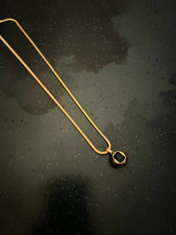 Regal emerald green zircon pendant necklace