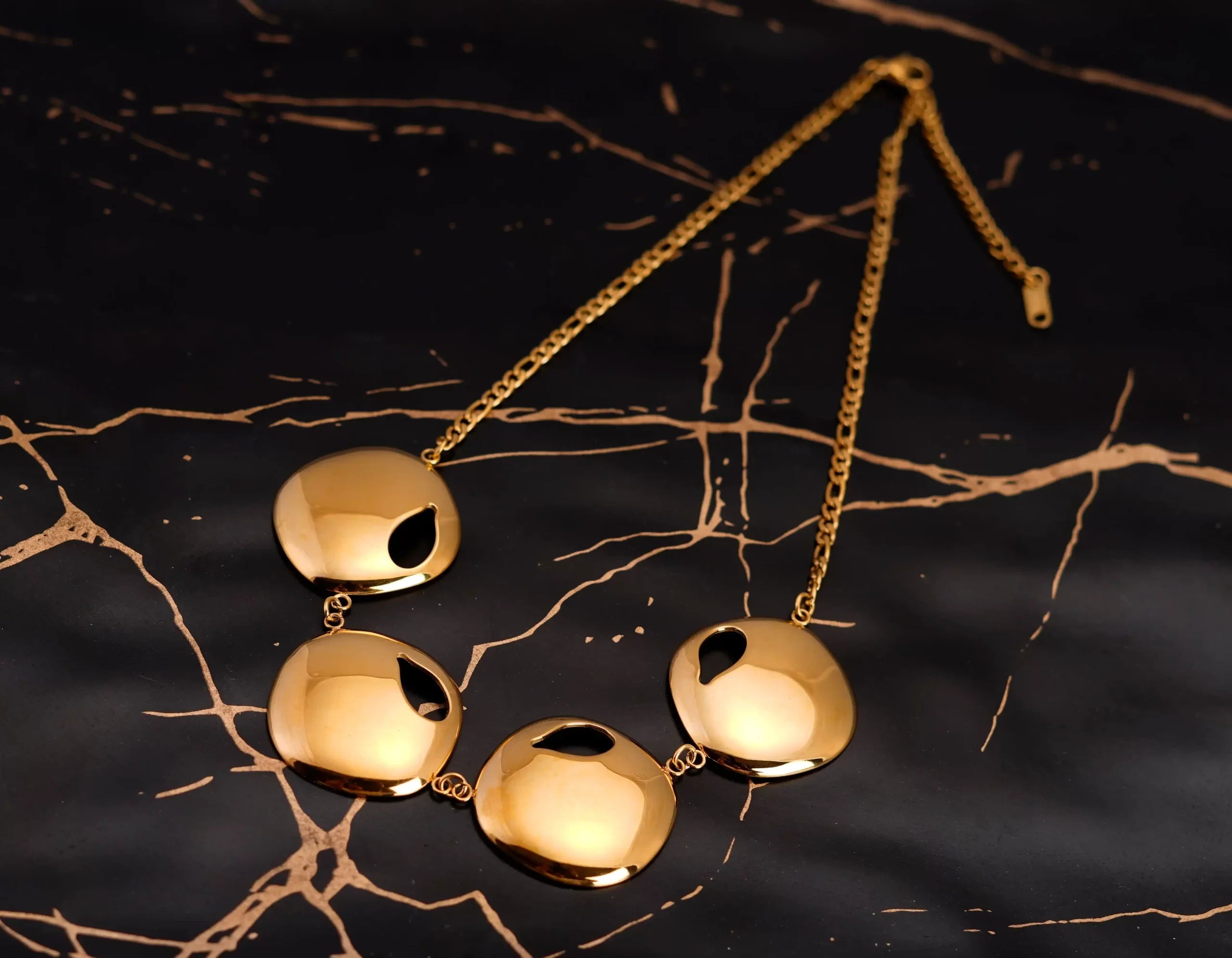 Royal Gold Plated Notched Round Necklace