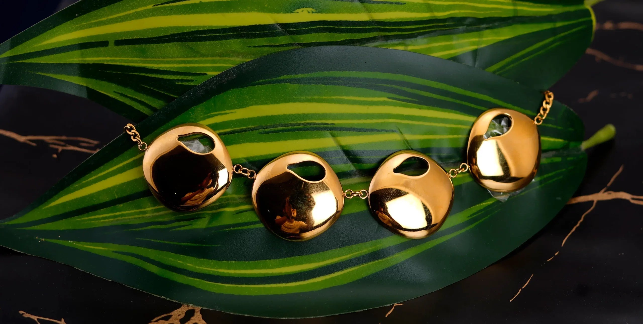 Royal Gold Plated Notched Round Necklace