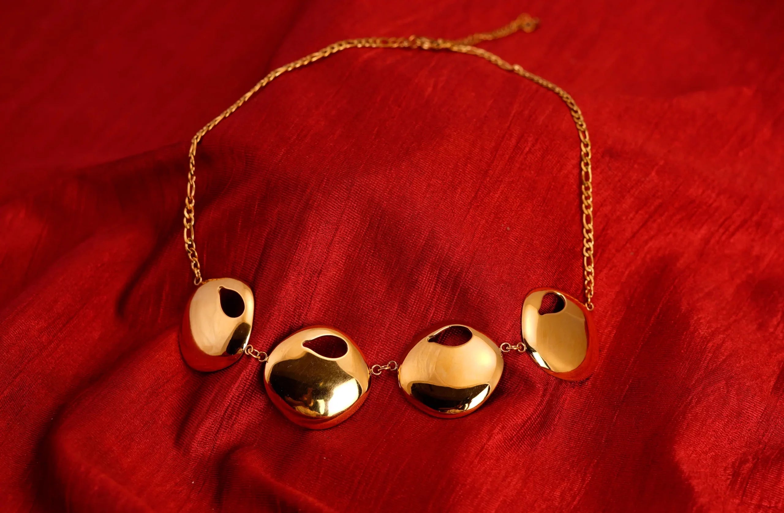 Royal Gold Plated Notched Round Necklace