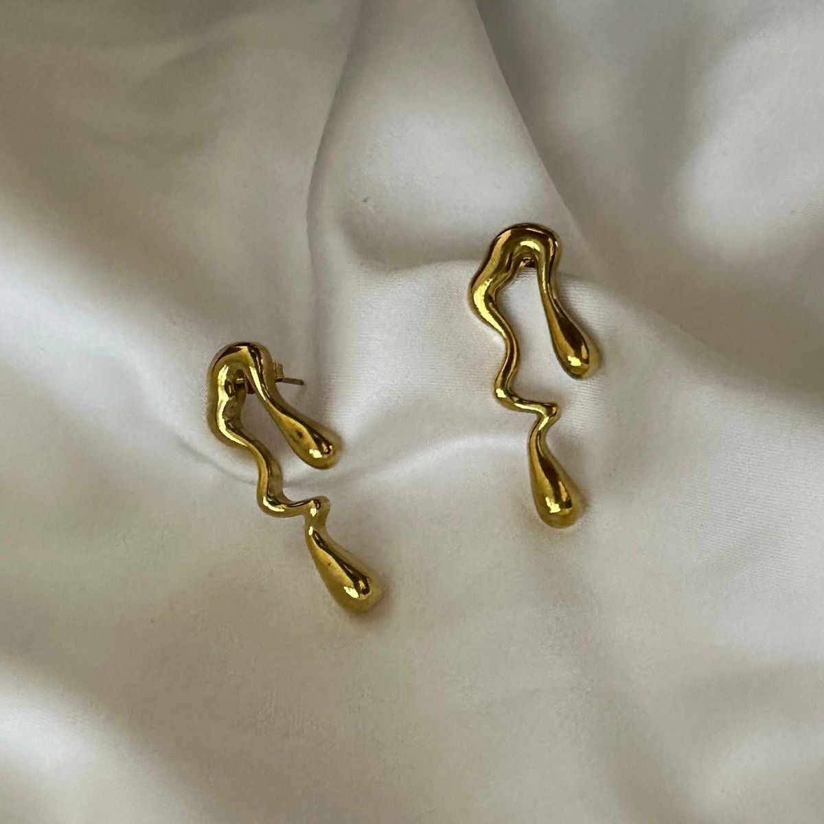 Melting gold earrings