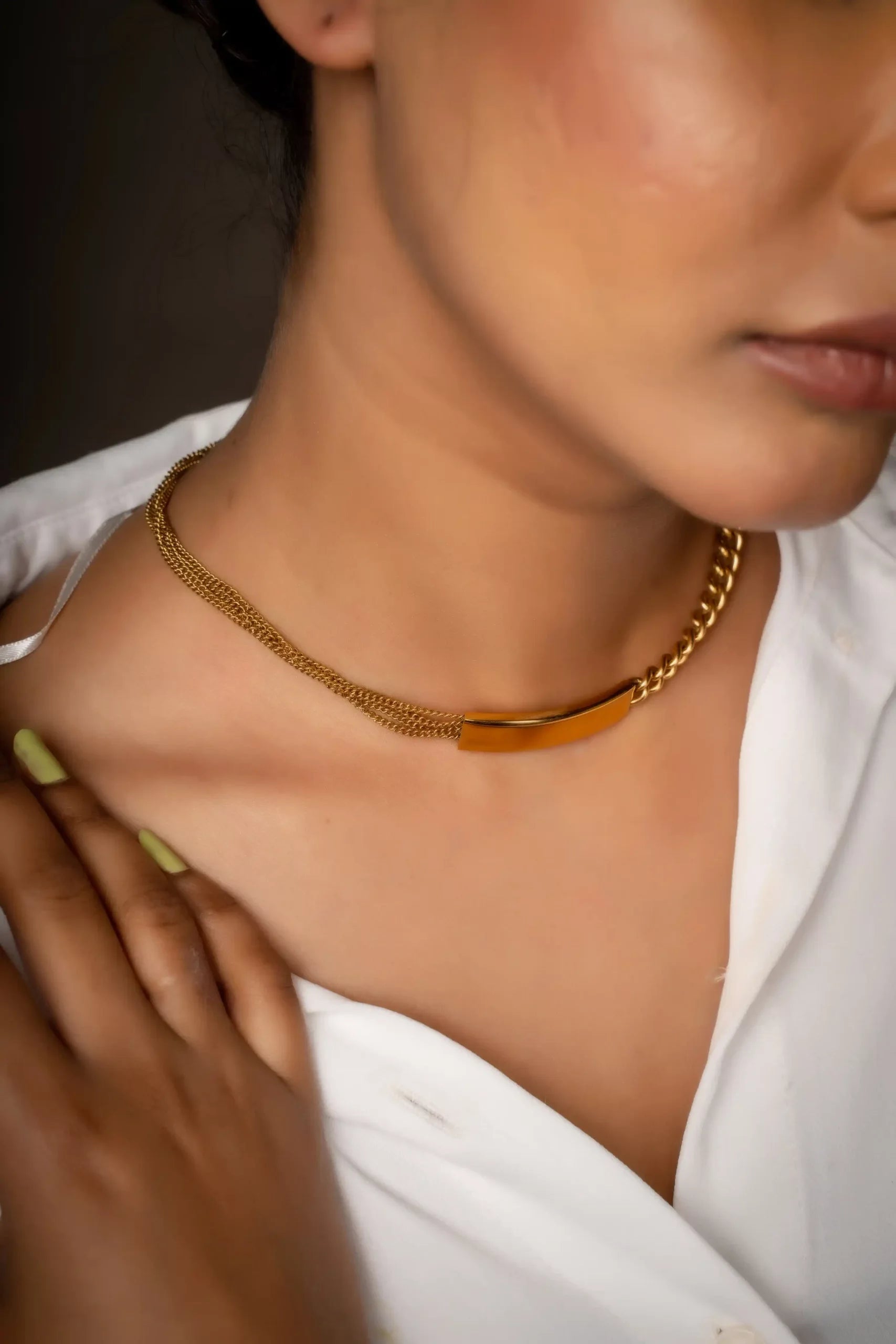 Glossy Curved Necklace