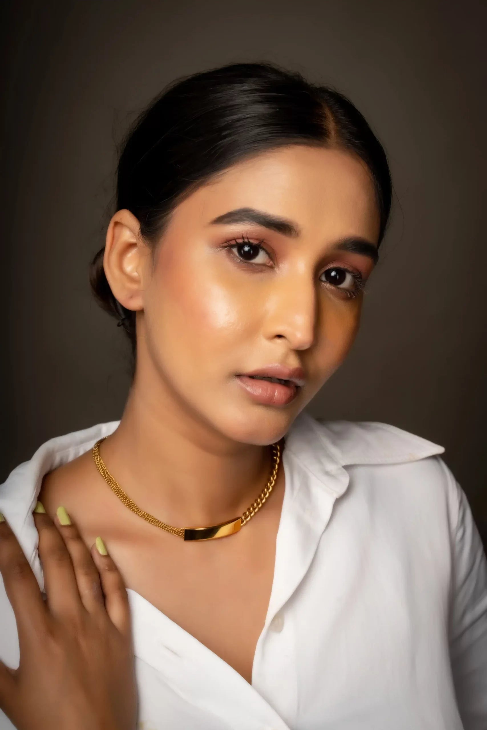 Glossy Curved Necklace