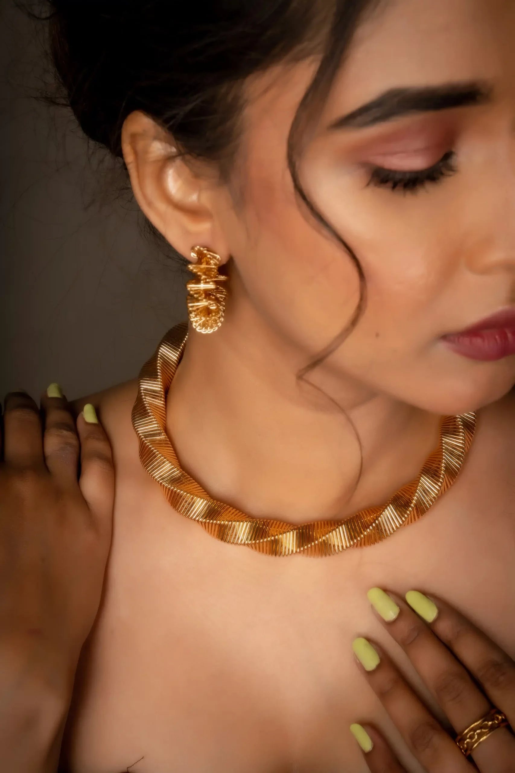 Aesthetic Curvy Choker