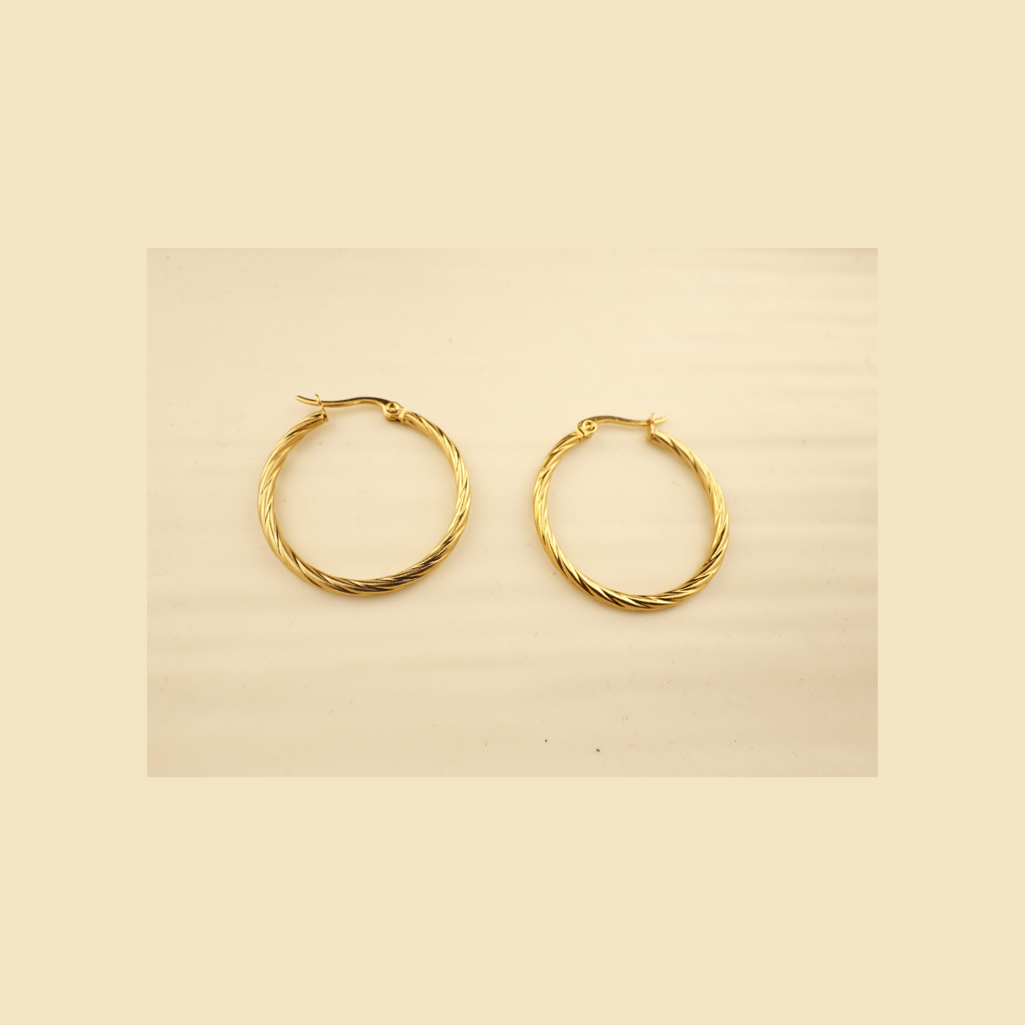 Lightweight fashion hoop earrings – premium gold plated